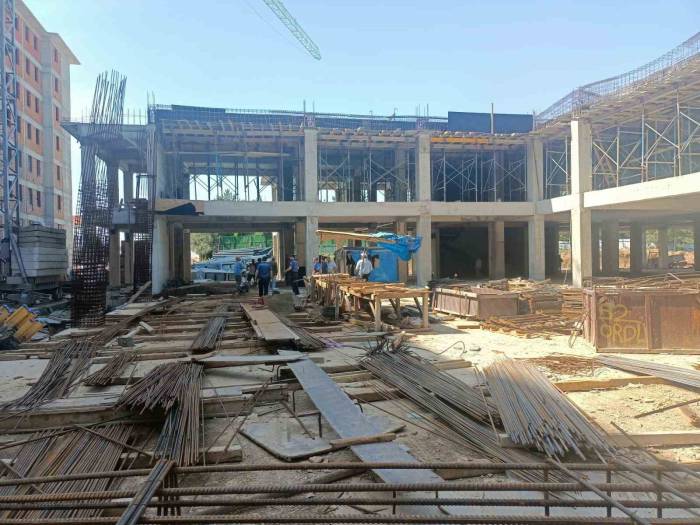 Sınav Saatinde Bir İnşaatta 100 İşçi Aynı Ayda Çalışırken, Zabıtaya Güçlük Çıkardılar