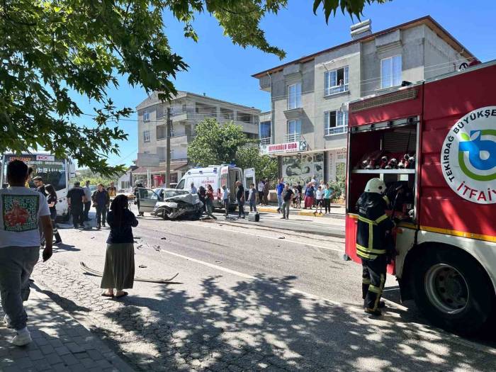 Otomobil İle Yolcu Minibüsü Çarpıştı: 5 Yaralı