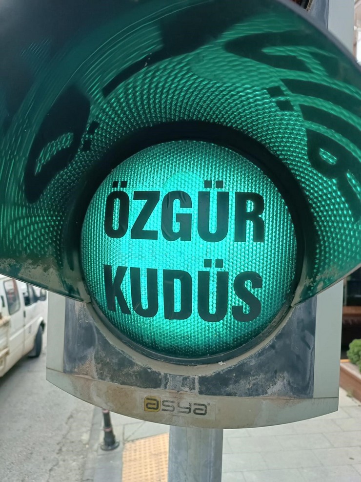 trabzonda-sehrin-kalabalik-noktalarindaki-trafik-lambalarinin-kirmizi-kismina-katil-israil-yesil-kismina-ise-ozgur-kudus-yazili-etiketler-yapistirildi-2.jpg