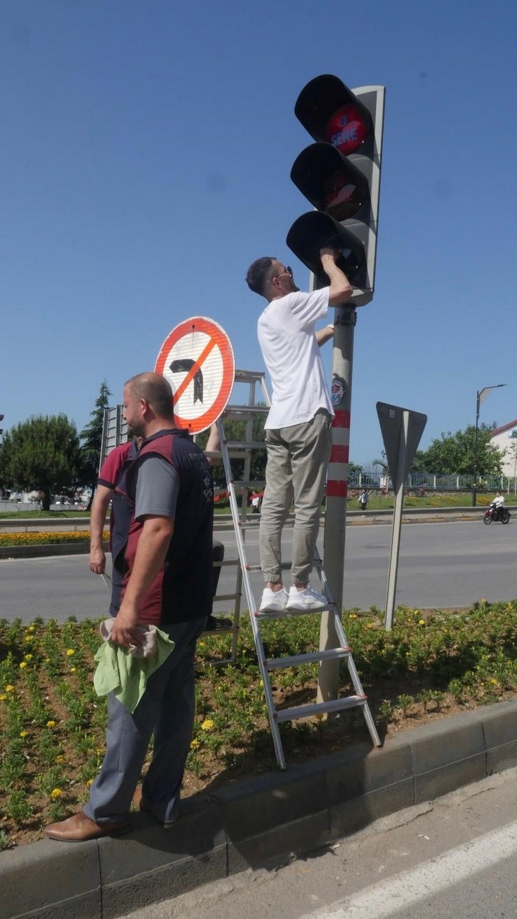 trabzonda-sehrin-kalabalik-noktalarindaki-trafik-lambalarinin-kirmizi-kismina-katil-israil-yesil-kismina-ise-ozgur-kudus-yazili-etiketler-yapistirildi-5.jpg