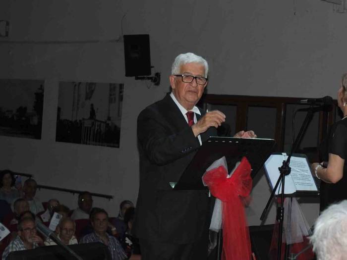 Balıkesir’de 80 Yaşındaki Emekli Müsteşar Koro Şefliği Yapıyor