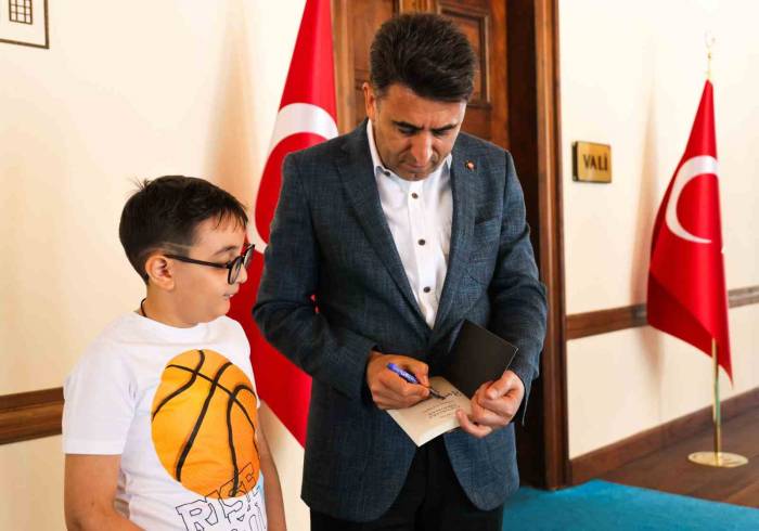 Minik Kitap Kurdu 4 Yılda 5 Bin 10 Kitap Okudu