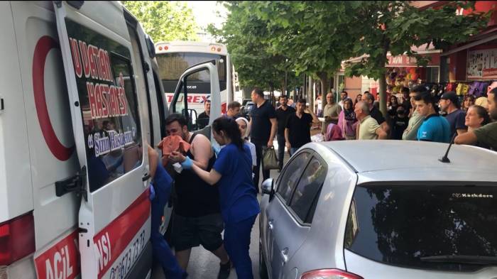 Yere Çöp Attı Diye Uyardığı Kişiyle Girdiği Kavgada Bıçaklandı... O Anlar Kamerada