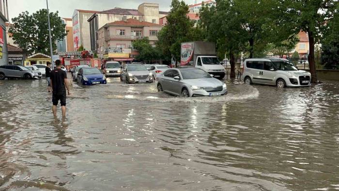 Yozgat Yerköy’de Sağanak Yağış Sonrası Yollar Göle Döndü