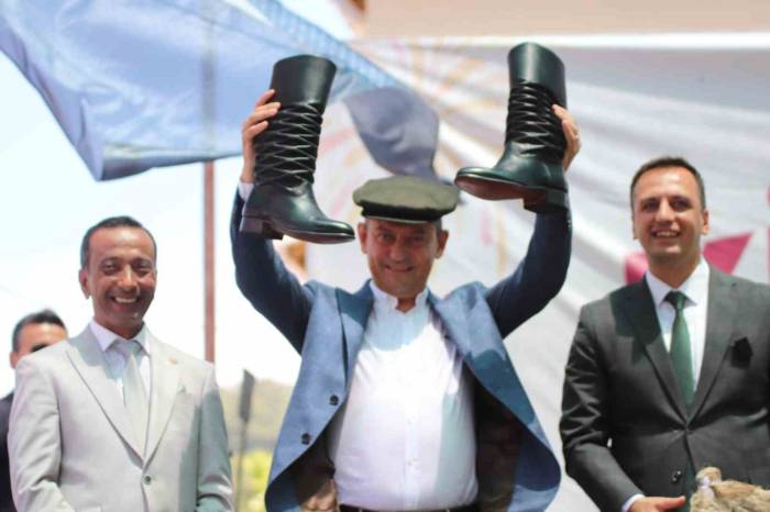 Özgür Özel: "Çiftçi Sayısı Yarım Milyon Azaldı"