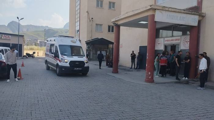 Otomobil Zap Suyu’na Uçtu: Polis Ve Eşi Yaralı Kurtarıldı