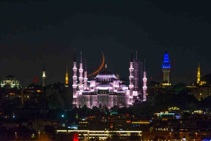 İstanbul’da Hilal, Sultanahmet Camii İle Buluştu
