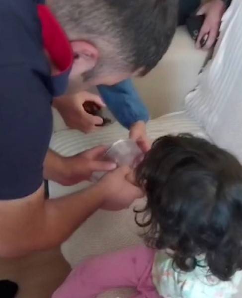 Parmağı Tıbbi Cihaz Parçasına Sıkışan Çocuğun Yardımına İtfaiye Yetişti