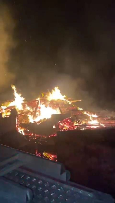 İki Katlı Ev Yangında Kül Oldu