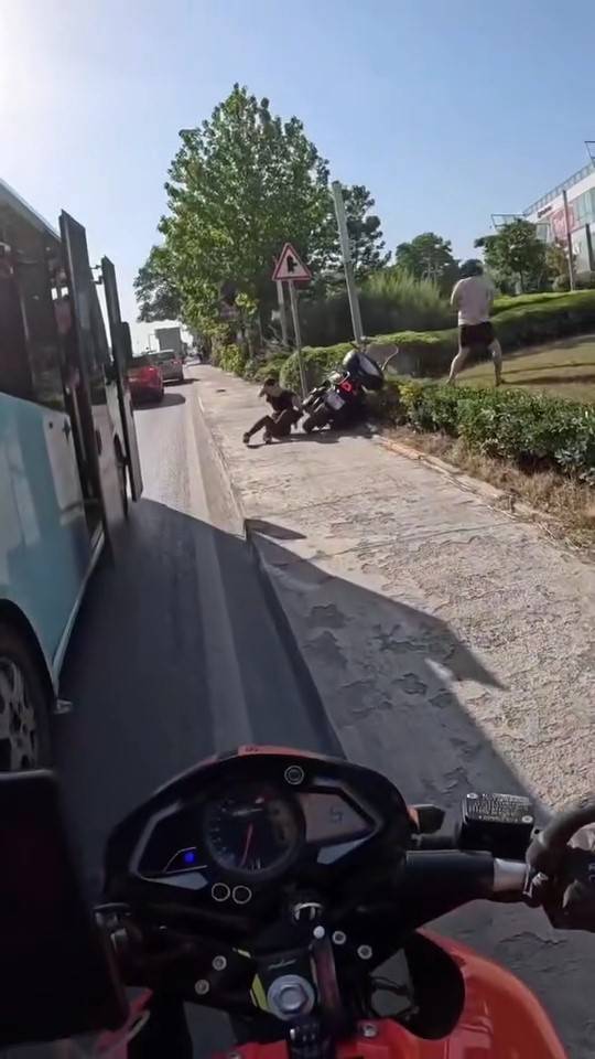 Kartal’da Motosikletlinin Kaldırımdaki Kadına Çarptığı Anlar Kamerada