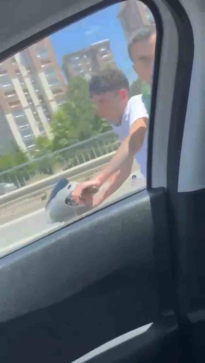 Kartal’da Yayaya Yol Veren Sürücüye Saldırmaya Çalışan Trafik Magandaları Kamerada