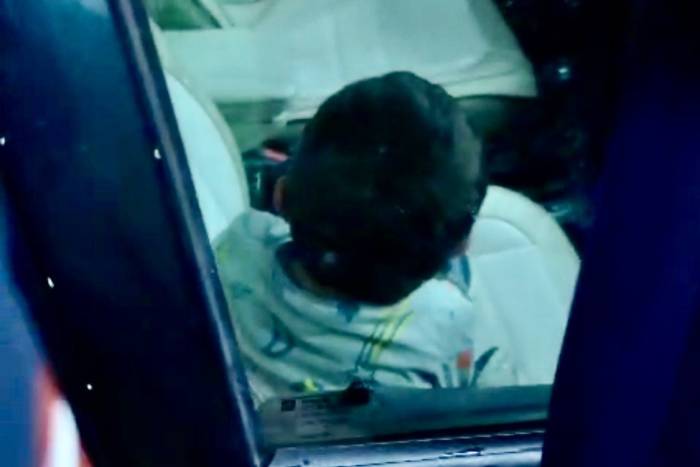 Otomobilde Mahsur Kalan Çocuğu İtfaiye Kurtardı