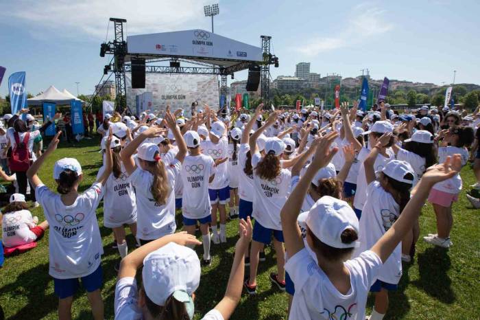 İstanbul’da Yüzlerce Çocuk Ve Milli Sporcular Olimpik Gün’ü Kutladı