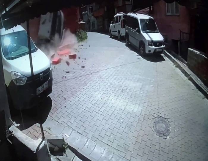 Şişli’de Kamyonun Balkonu Yıkıp Devrildiği Anlar Kamerada: Ortalığı Savaş Alanına Çevirdi
