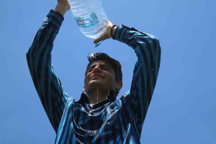 Türkiye’nin En Güneyinde Bereketli Hasat, 40 Derece Sıcakta Serinlemek İçin Litrelerce Su Tüketiyorlar