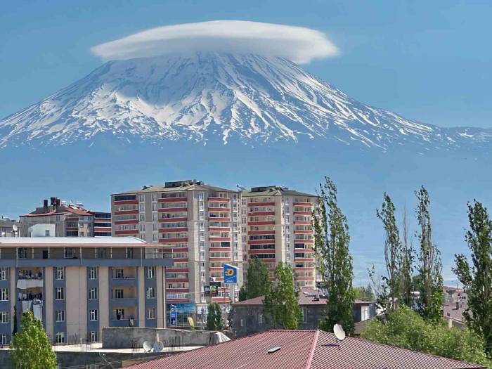 Ağrı Dağı Zirvesini Mercek Bulutu Süsledi