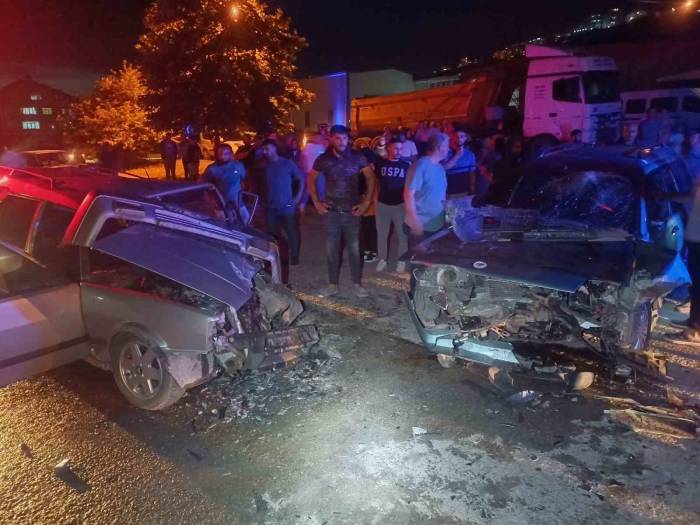 2 Otomobil Kafa Kafaya Çarpıştı, 1 Yaralı