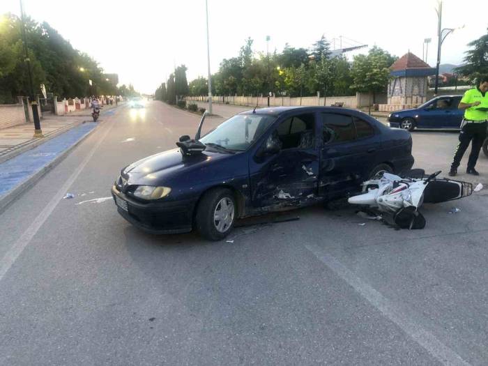 Motosikletin 15 Yaşındaki Sürücüsü Trafik Kazasında Ağır Yaralandı