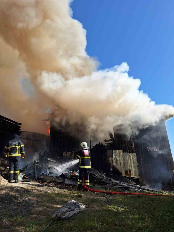 2 Katlı Ev Yanarak Küle Döndü