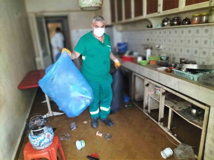 5 Daire Sahibi Abla-kardeşin Evinden 3 Kamyon Çöp Çıktı