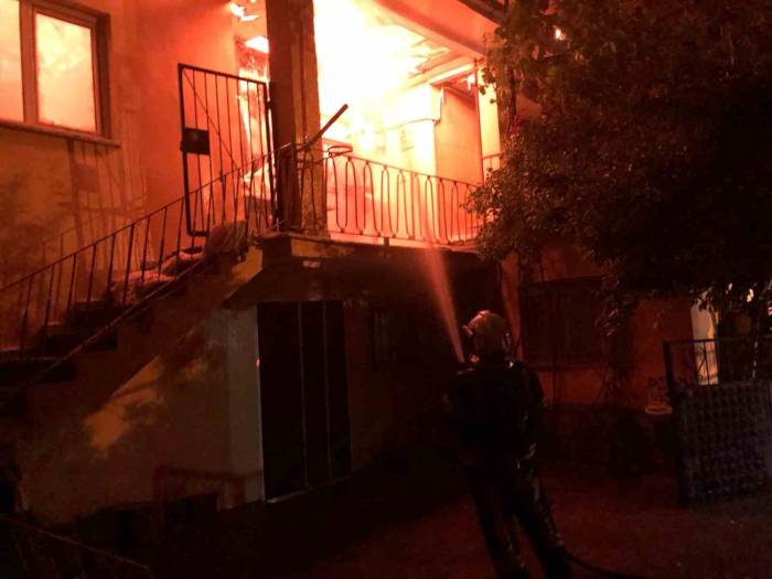 Müstakil Eve Yangında Kullanılamaz Hale Geldi