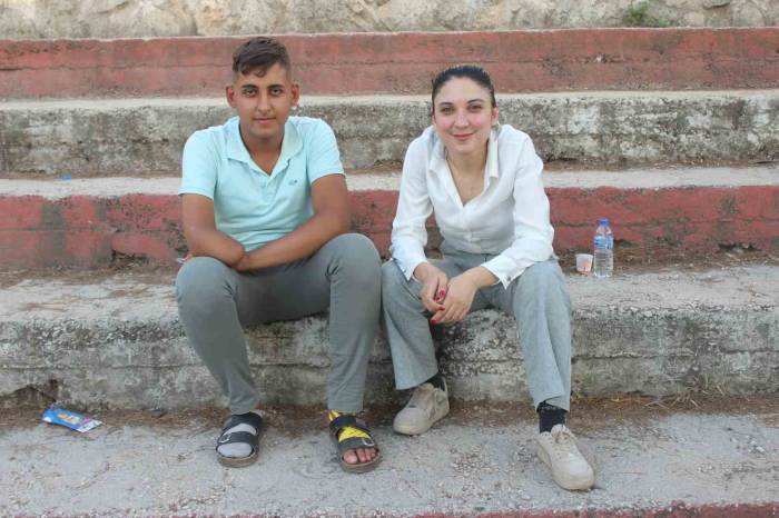 Depremde Ailesini Ve Kolunu Kaybeden Genç, Kitap Okumak İçin Gittiği Kütüphaneden Ev Umuduyla Çıktı