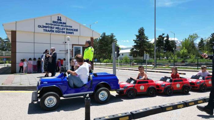 Hem Öğreniyor Hem De Eğleniyorlar