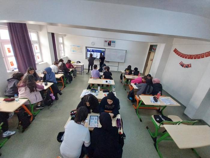 Eskişehir Hacı Süleyman Çakır Kız Anadolu Lisesi Öğrencileri Uluslararası Etwinning Projesine Katıldı