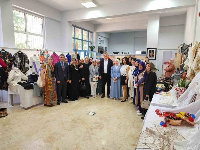 Kursiyerler Eserlerini Sergiledi