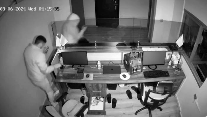 Fatih’te İş Yerini Soyan 3 Hırsız Kamerada
