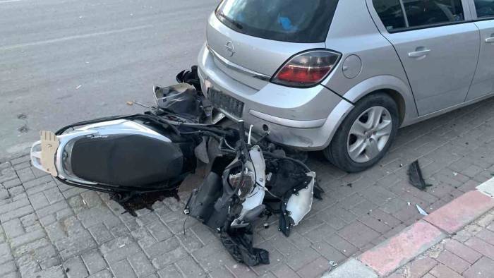 Karaman’da Park Halindeki Otomobile Çarpan Motosiklet Parçalandı: 1 Yaralı