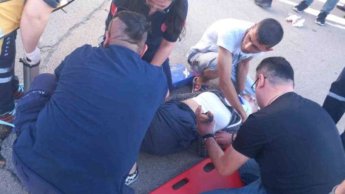 Motosiklet Seyir Halindeki Kamyonun Altına Girdi, 2 Genç Ölümden Döndü