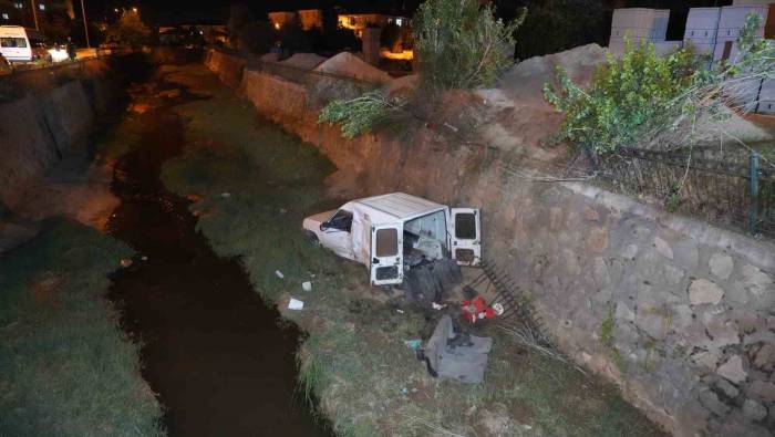 Eds Panosuna Çarpan Araç Dereye Yuvarlandı, Alkollü Sürücü Ağır Yaralandı