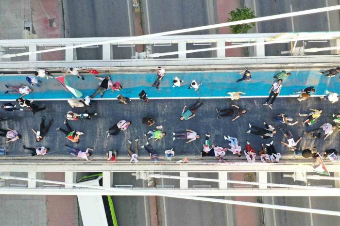 Köprüye Çıkan Yüzlerce Kişi Kırmızı Boya Sürüp Filistin’deki Ölümlere Tepki Gösterdi