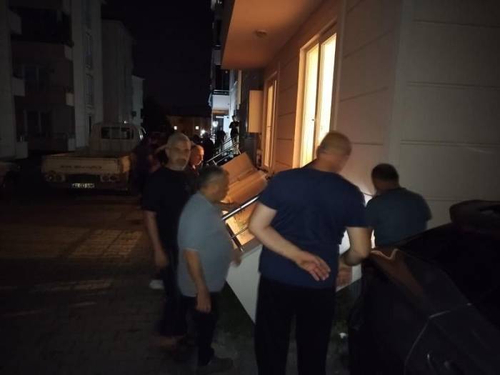 Balkon Büyük Gürültü İle Çöktü