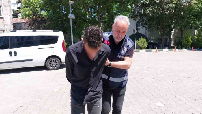 Restoranda Garsonun Bıçaklanmasına 2 Gözaltı