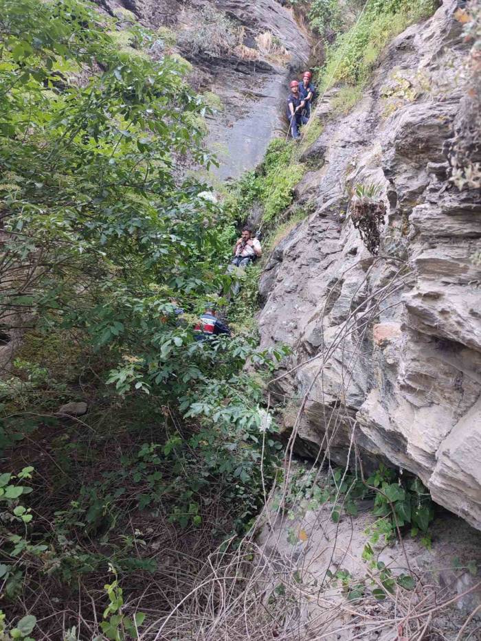 Husumetli Olduğu Akrabalarından Kaçarken Uçurumdan Düştü