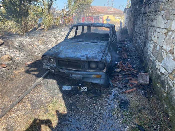 Kuru Ot Yangını Bir Otomobili Küle Çevirdi