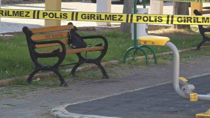 Parkta Unutulan Çanta Kısa Süreli Paniğe Neden Oldu