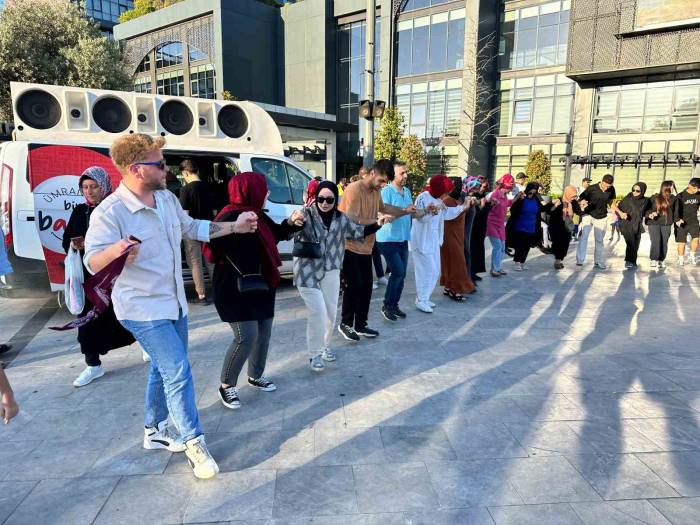 Ümraniye’de Yks Öğrencileri Halay Çekerek Sınav Stresini Attı