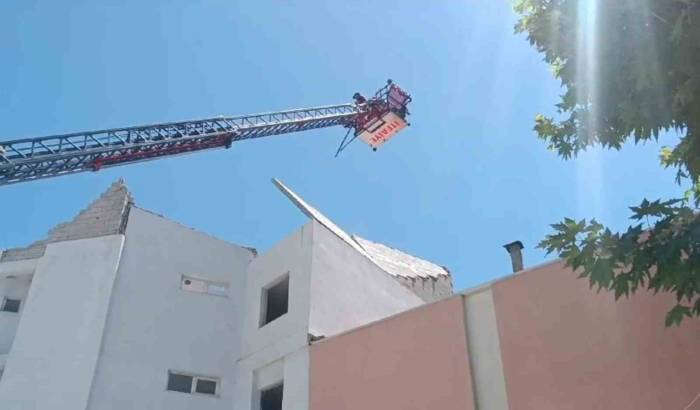 Yıkılma Tehlikesi Bulunan Duvar İtfaiye Tarafından Yıkıldı