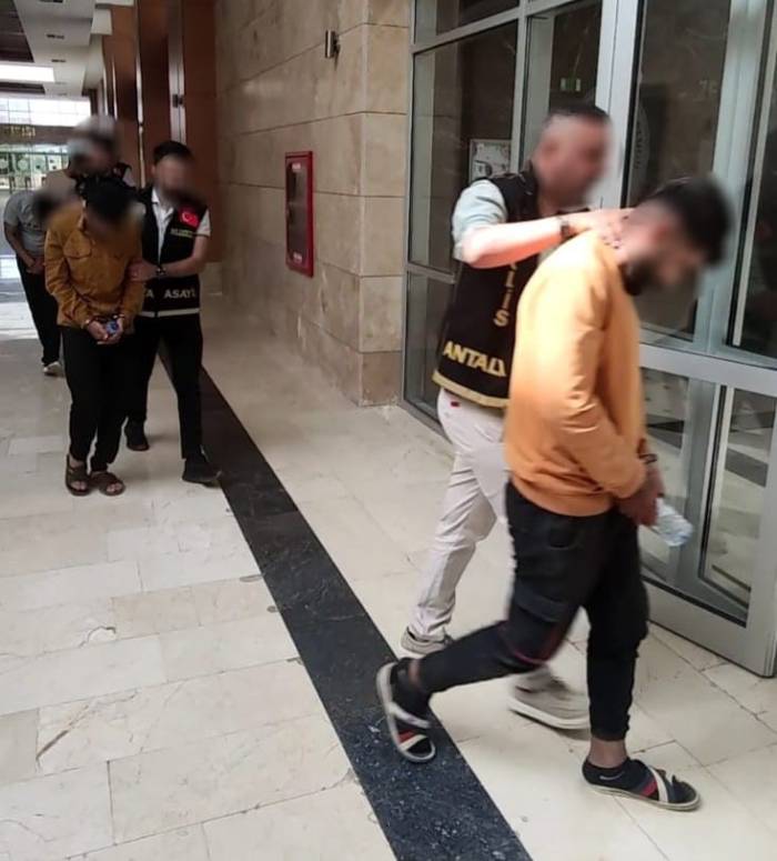 Kendilerini Mit Görevlisi Olarak Tanıtıp 139 Bin 600 Dolar Dolandırdılar