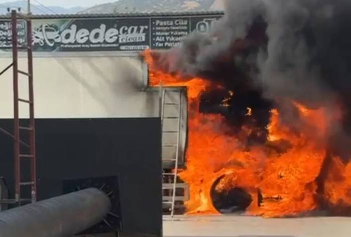 Park Halindeki Tır Alev Aldı, Kısa Sürede Kullanılamaz Hale Geldi