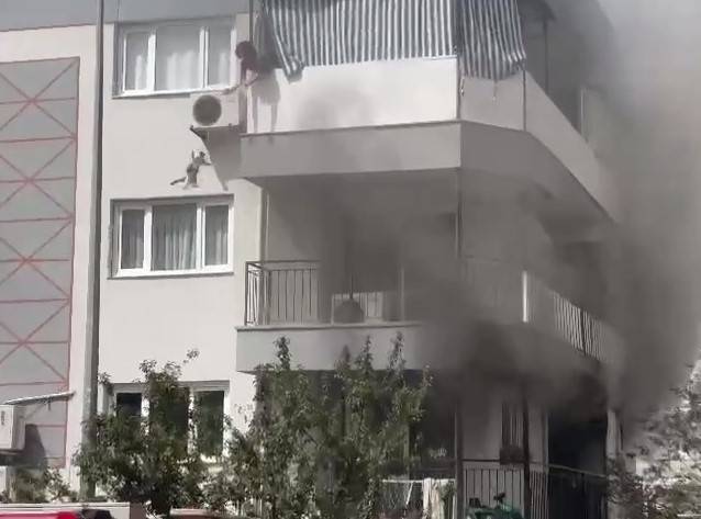 Önce Kedisini Kurtardı, Sonra Kurtarılmayı Bekledi