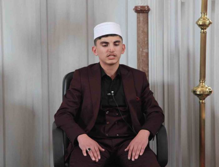 Hafız Öğrenci Gün Boyu Camide Kur’an-ı Kerim Okuyarak Hatim İndirdi