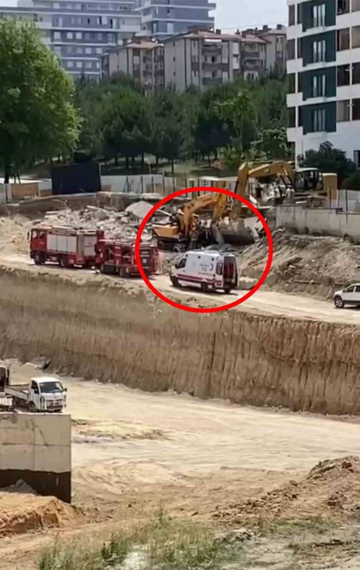 İstinat Duvarı İş Makinasının Üzerine Devrildi, Sıkışan Operatör Kurtarıldı