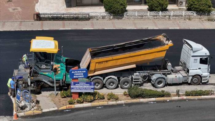 Büyükşehir Nazilli’de Yolları Yeniliyor