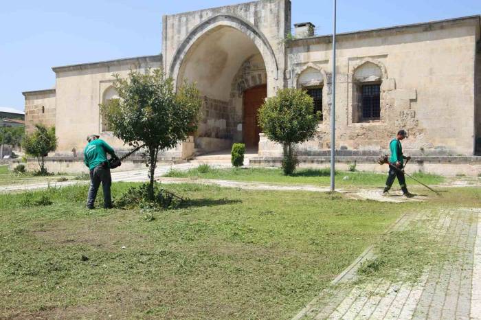 Ceyhan Belediyesi İlçeyi Bayrama Hazırlıyor