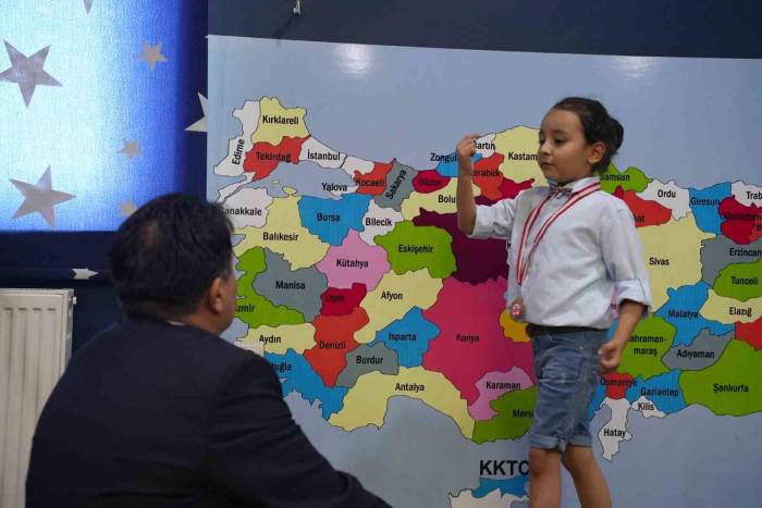 6 Yaşında Tarih Dersi Verdi