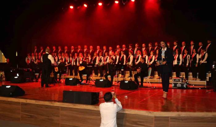 Erzincan’da Farklı Meslek Gruplarından İnsanların Bir Araya Geldiği “Kardeşlik Korosu” İlk Konserini Verdi